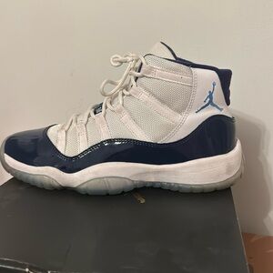 Air Jordan 11 Retro BG. Size: 6Y
Color: White/University Blue